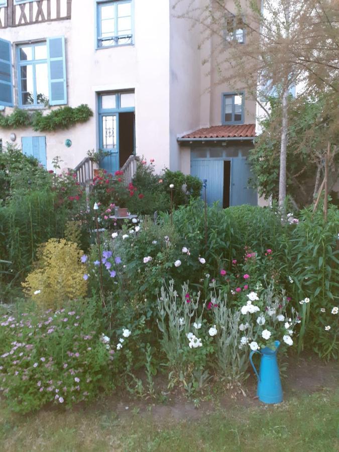 Апартаменты Chambre D Hote "Sous Le Clocher" Сен-Леонар-де-Нобла Экстерьер фото